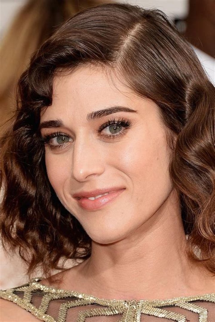 Lizzy Caplan (Movie Actress) - Age, Birthday, Bio, Facts, Family, Net Worth, Height & More